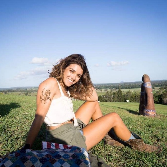 Meet your Posher, Taylor - Picture 1 of 4